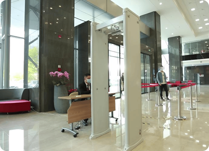Portal detector de metales en lobby